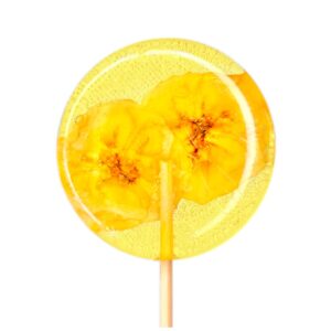 Przezroczysty lizak z zatopionymi żółtymi kwiatami na białym tle. Idealny dla miłośników unikalnych smaków.