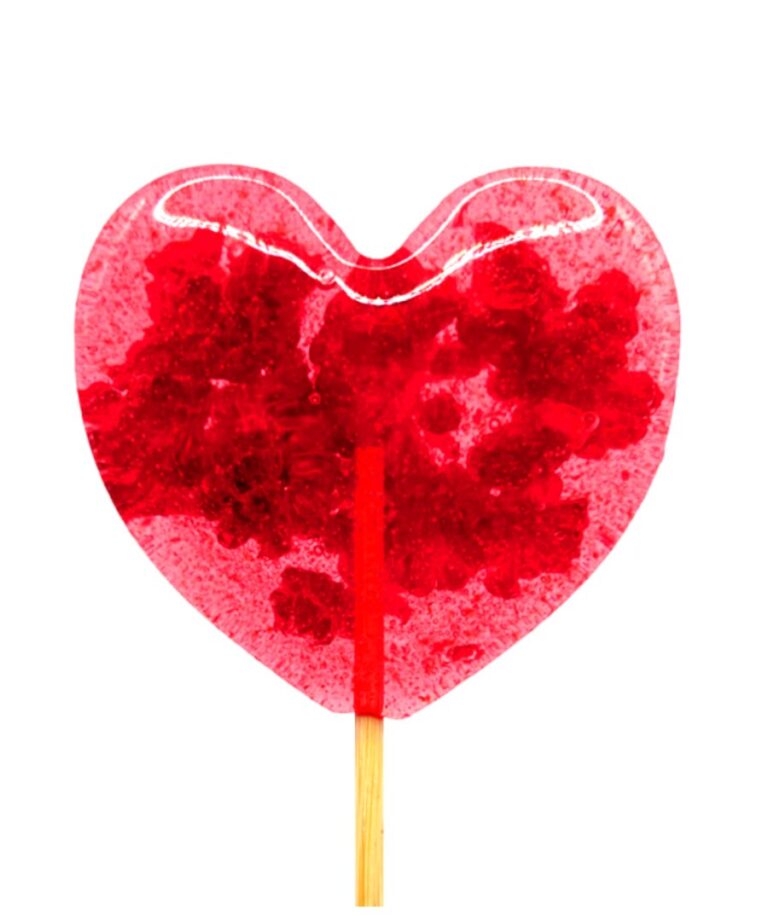 Czerwony lizak w kształcie serca z drewnianym patyczkiem na białym tle, idealny na Walentynki.