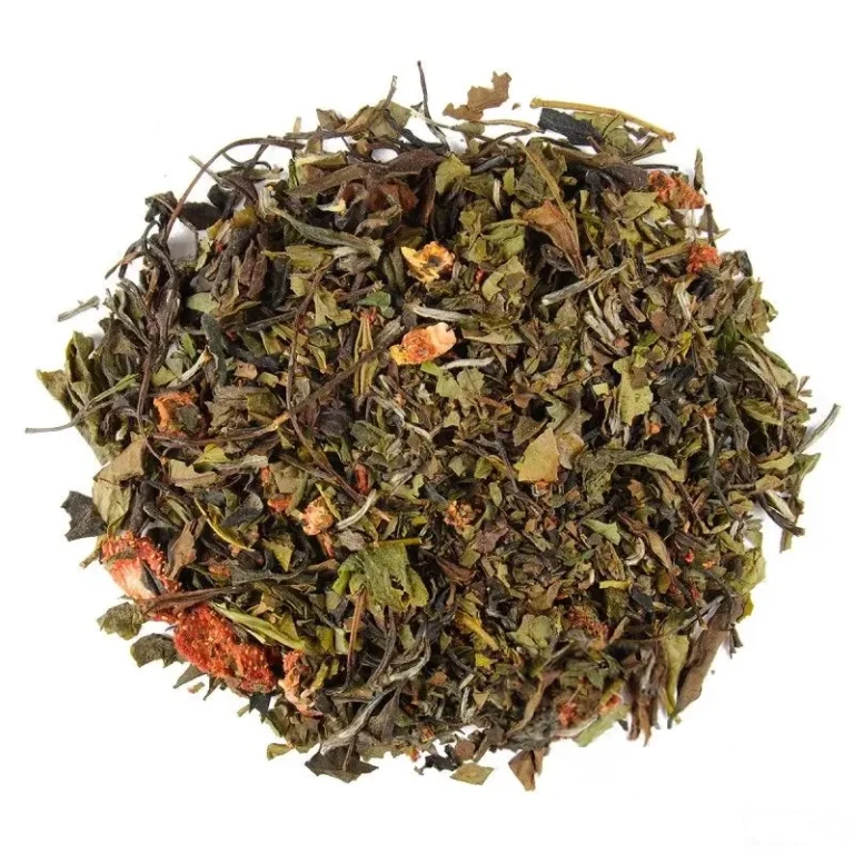 Sucha herbata liściasta z owocami i ziołami, widok z góry, jasne tło.