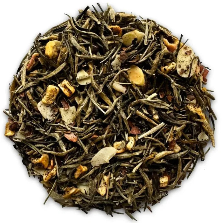 Mieszanka herbaciana z białymi liśćmi, suszonymi owocami i przyprawami na białym tle, widok z góry.