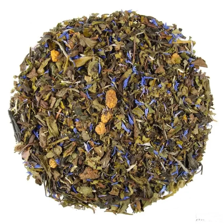 Mieszanka herbaty z suszonymi liśćmi, niebieskimi kwiatami i owocami na białym tle.